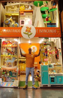 Plantando e Brincando